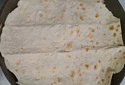 Фото шага рецепта Лаваш с творогом яйцами сарделькой и овощами на завтрак 190450 шаг 9  