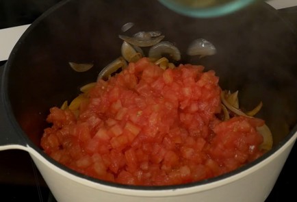 Фото шага рецепта Лечо с беконом и колбасками 137005 шаг 6  