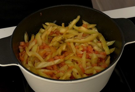 Фото шага рецепта Лечо с беконом и колбасками 137005 шаг 7  