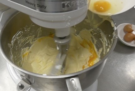 Фото шага рецепта Легендарный сливовый пирог 139716 шаг 4  