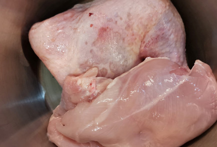 Фото шага рецепта Легкий куриный бульон с майораном 151574 шаг 1