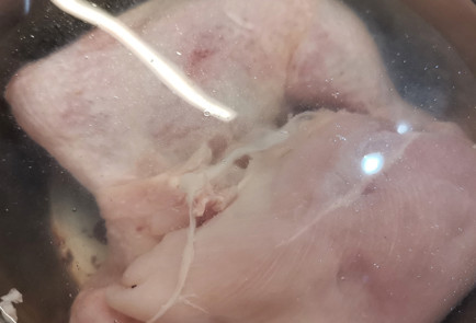 Фото шага рецепта Легкий куриный бульон с майораном 151574 шаг 2