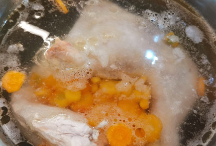 Фото шага рецепта Легкий куриный бульон с майораном 151574 шаг 4