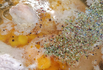 Фото шага рецепта Легкий куриный бульон с майораном 151574 шаг 5