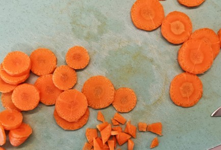 Фото шага рецепта Легкий куриный бульон с морковью и луком 151356 шаг 2  