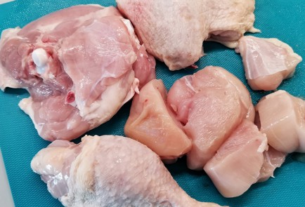 Фото шага рецепта Легкий куриный бульон с морковью и луком 151356 шаг 3  