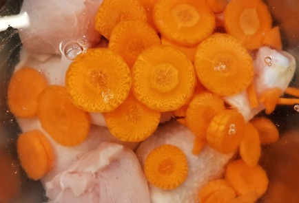 Фото шага рецепта Легкий куриный бульон с морковью и луком 151356 шаг 4  