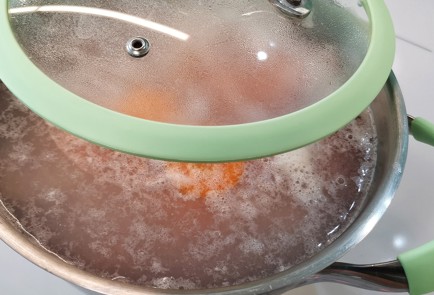 Фото шага рецепта Легкий куриный бульон с морковью и луком 151356 шаг 5  