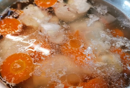 Фото шага рецепта Легкий куриный бульон с морковью и луком 151356 шаг 6  