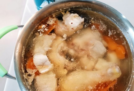 Фото шага рецепта Легкий куриный бульон с морковью и луком 151356 шаг 7  