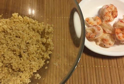 Фото шага рецепта Легкий салат с киноа и креветками 151178 шаг 1  