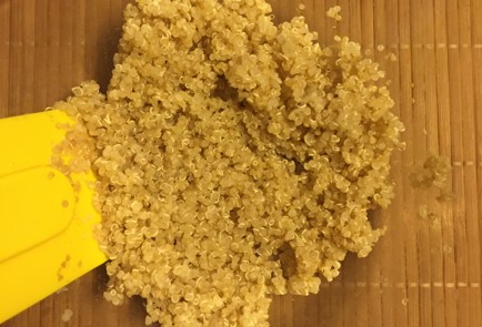 Фото шага рецепта Легкий салат с киноа и креветками 151178 шаг 2  