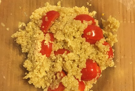 Фото шага рецепта Легкий салат с киноа и креветками 151178 шаг 3  