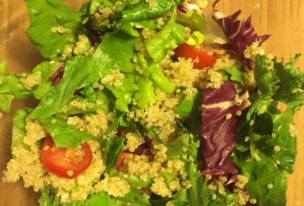 Фото шага рецепта Легкий салат с киноа и креветками 151178 шаг 4  