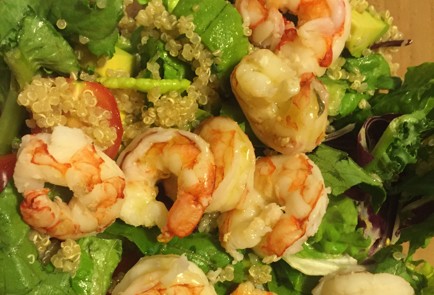 Фото шага рецепта Легкий салат с киноа и креветками 151178 шаг 6  