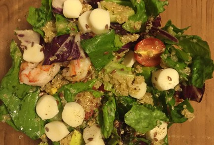 Фото шага рецепта Легкий салат с киноа и креветками 151178 шаг 7  