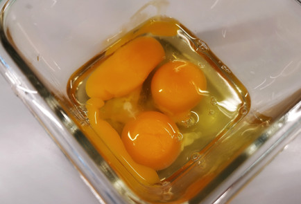 Фото шага рецепта Легкий воздушный омлет на козьем молоке 151575 шаг 1  