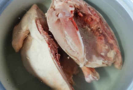 Фото шага рецепта Легкий куриный бульон 189302 шаг 3  