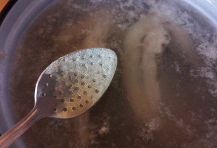 Фото шага рецепта Легкий куриный бульон 189302 шаг 4  