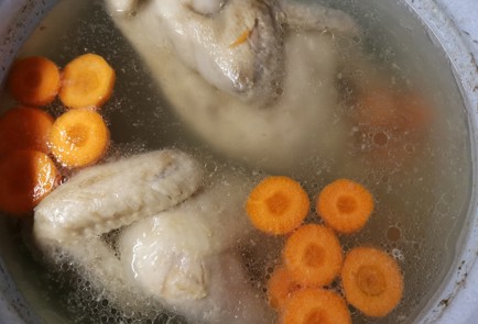 Фото шага рецепта Легкий куриный бульон 189302 шаг 7  