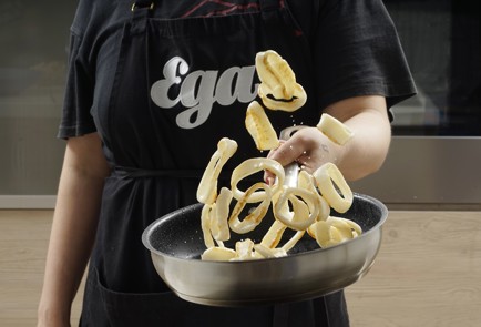 Фото шага рецепта Легкий салат с кальмарами 153149 шаг 11  