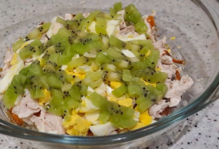 Фото шага рецепта Легкий салат с куриной грудкой запеченной тыквой и киви 188059 шаг 8  