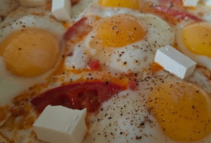Фото шага рецепта Легкий завтрак из яиц с брынзой 189867 шаг 10  