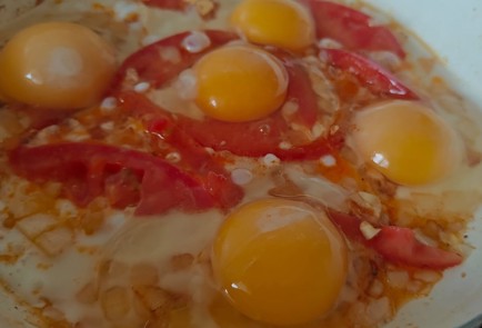 Фото шага рецепта Легкий завтрак из яиц с брынзой 189867 шаг 6  