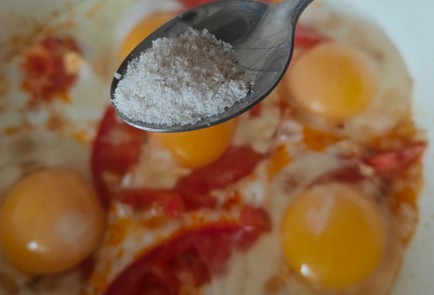 Фото шага рецепта Легкий завтрак из яиц с брынзой 189867 шаг 7  