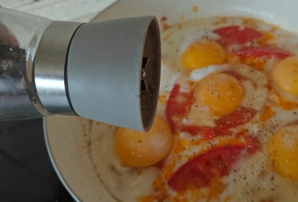 Фото шага рецепта Легкий завтрак из яиц с брынзой 189867 шаг 8  