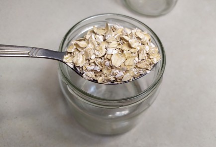 Фото шага рецепта Ленивая овсянка с клубникой 191203 шаг 1