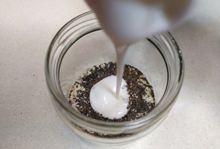 Фото шага рецепта Ленивая овсянка с клубникой 191203 шаг 3