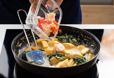 Фото шага рецепта Ленивые вареники с картошкой и сливочным соусом с крабом 140774 шаг 10  