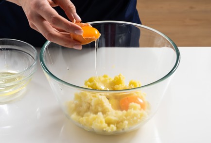 Фото шага рецепта Ленивые вареники с картошкой и сливочным соусом с крабом 140774 шаг 2  