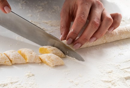 Фото шага рецепта Ленивые вареники с картошкой и сливочным соусом с крабом 140774 шаг 5  