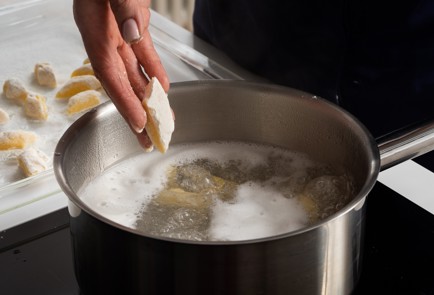 Фото шага рецепта Ленивые вареники с картошкой и сливочным соусом с крабом 140774 шаг 6  