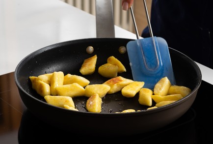 Фото шага рецепта Ленивые вареники с картошкой и сливочным соусом с крабом 140774 шаг 7  