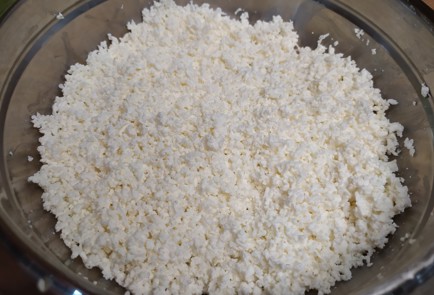 Фото шага рецепта Ленивые вареники с топпингом из клубники 188886 шаг 1  