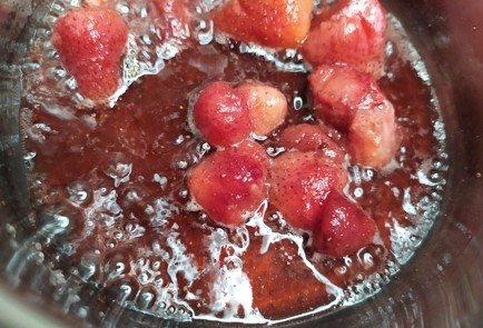 Фото шага рецепта Ленивые вареники с топпингом из клубники 188886 шаг 10  