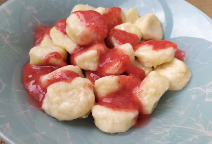 Фото шага рецепта Ленивые вареники с топпингом из клубники 188886 шаг 11  