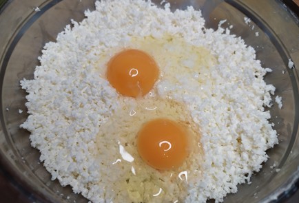 Фото шага рецепта Ленивые вареники с топпингом из клубники 188886 шаг 2  