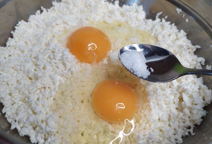 Фото шага рецепта Ленивые вареники с топпингом из клубники 188886 шаг 3  