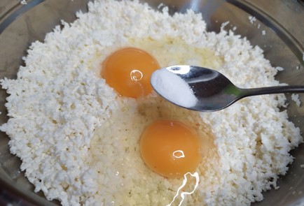 Фото шага рецепта Ленивые вареники с топпингом из клубники 188886 шаг 4  