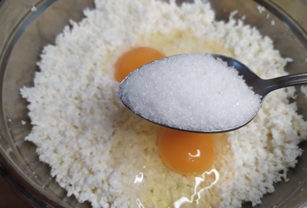 Фото шага рецепта Ленивые вареники с топпингом из клубники 188886 шаг 5  