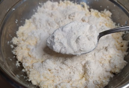 Фото шага рецепта Ленивые вареники с топпингом из клубники 188886 шаг 6  