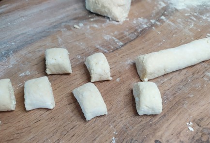 Фото шага рецепта Ленивые вареники с топпингом из клубники 188886 шаг 8  