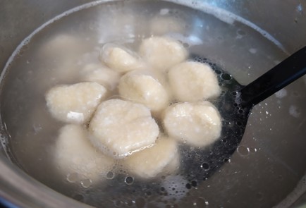 Фото шага рецепта Ленивые вареники с топпингом из клубники 188886 шаг 9  