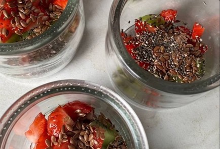 Фото шага рецепта Ленивый йогурт с чиа семенами льна и фруктами 173434 шаг 1  