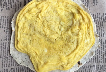 Фото шага рецепта Лепешка с начинкой в стиле шаурмы 136878 шаг 2