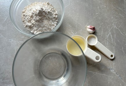 Фото шага рецепта Лепешки с чесноком 189808 шаг 1